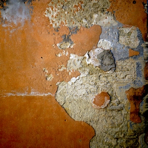 Mur en ciment orange laissant apparaitre les sous-couches - France  - collection de photos clin d'oeil, catégorie clindoeil